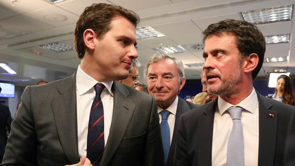 capitantoda's tweet photo. Ahora #Valls y lo cascas

#Cs #Ciudadanos #Barcelona https://t.co/uAOXvAbmMv