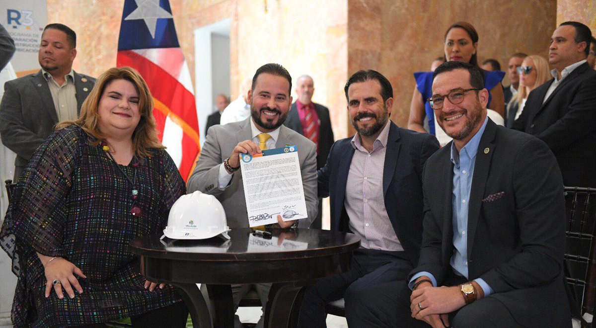 ricardorossello's tweet photo. En este encuentro firmé un acuerdo entre el @DeptVivienda y @Cor3pr a fin de proveer asistencia para la reparación o reconstrucción de viviendas unifamiliares que fueron afectadas por los huracanes. #R3. #Construimos https://t.co/isOVPEOefN