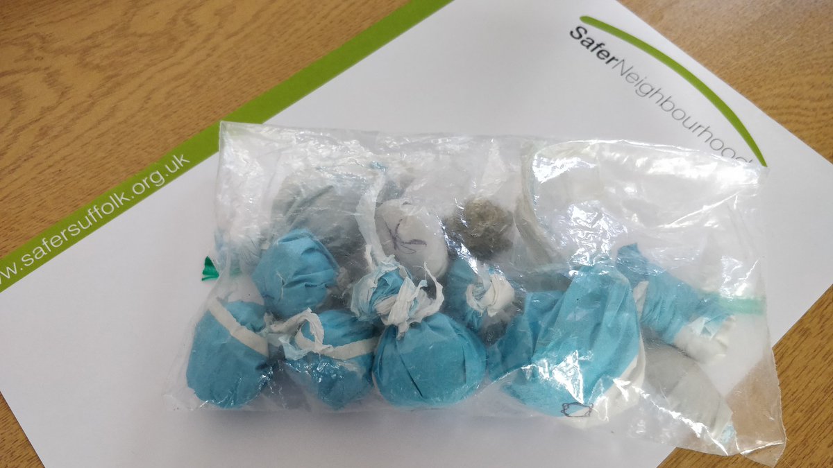 PoliceHaverhill's tweet image. Following a report from a community member about drug dealing on #PrincessWay / #SchoolLane officers located 3 young people. 

1 made a runner when we found a bag he hid containing #Drugs 2 #StopSearched 

#RunButCantHide #WeWillGetYou #JustHandYourselfIn
#1988 
@SuffolkPolice