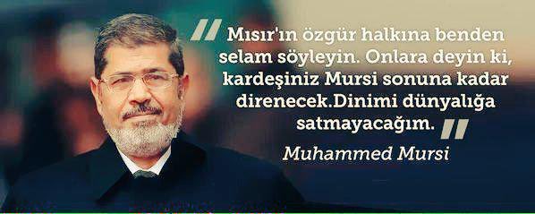 bekir_yldrm58's tweet photo. "Muhammed Mursi" 
Dinini dünyalığa satmadı,
Eğilmedi bükülmedi
Hakime karşı söylediğin sözlerini okurken bile tüylerim diken diken oluyor.

-“AYAĞA KALK YARGIÇ BEN #MURSİ “

-“Senin #MESRU başkanın benim".

#MURSİ  salonda imam olup namaz kıldırdın ya arkadaşlarına
UNUTULMAZ 
!!! https://t.co/8aBpA747YQ