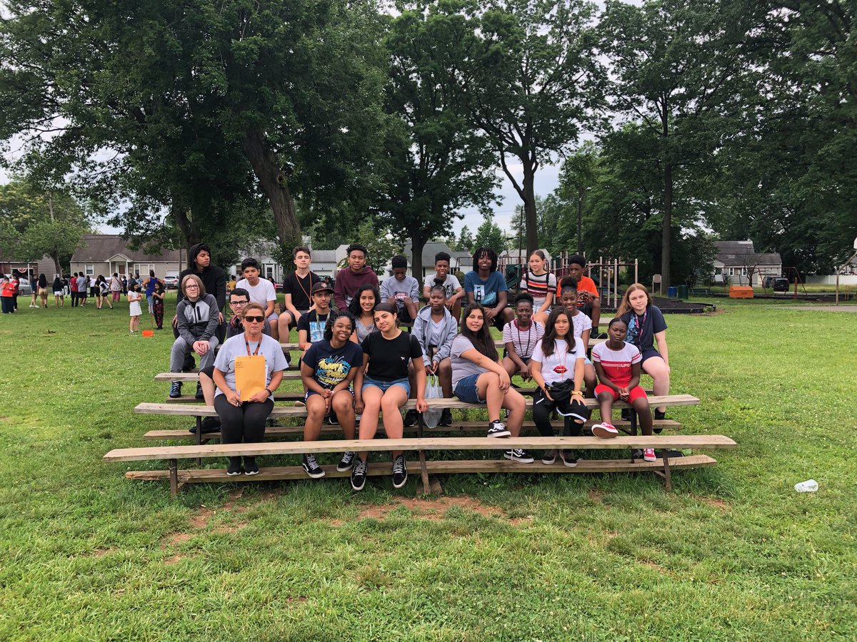 LPS_McManus's tweet photo. 7th Grade Field Day was a blast! Shoutout to Ms. Benner for winning Tug-O-War for the 2nd year in a row, and to our 6th Grade Student Leaders for doing an awesome job running the stations. #MMS1819 #TogetherWeCan #HaveAGreatDayAtMylesJ https://t.co/ytl8KHfaOk