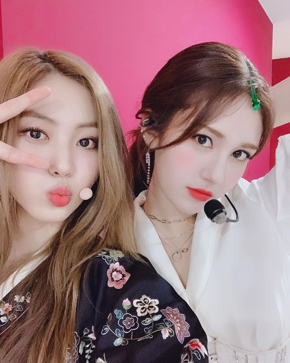girlgroupspics's tweet photo. clc's eunbin and jeon somi https://t.co/zEwNr9zAA1