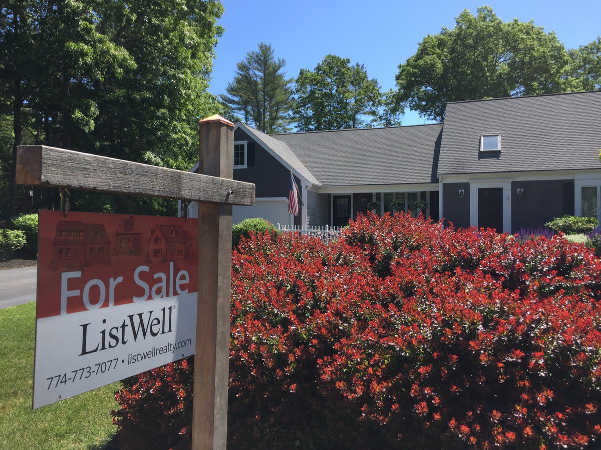 flatfee5000's tweet photo. First sign on the lawn with ListWell Realty! Coming soon, Gorgeous Kingston home with Amazing Landscaping, Features First and Second Floor Master Suites... #ListWell #FlatFeeFullService #SaveBigTime https://t.co/rjvbUBys8o