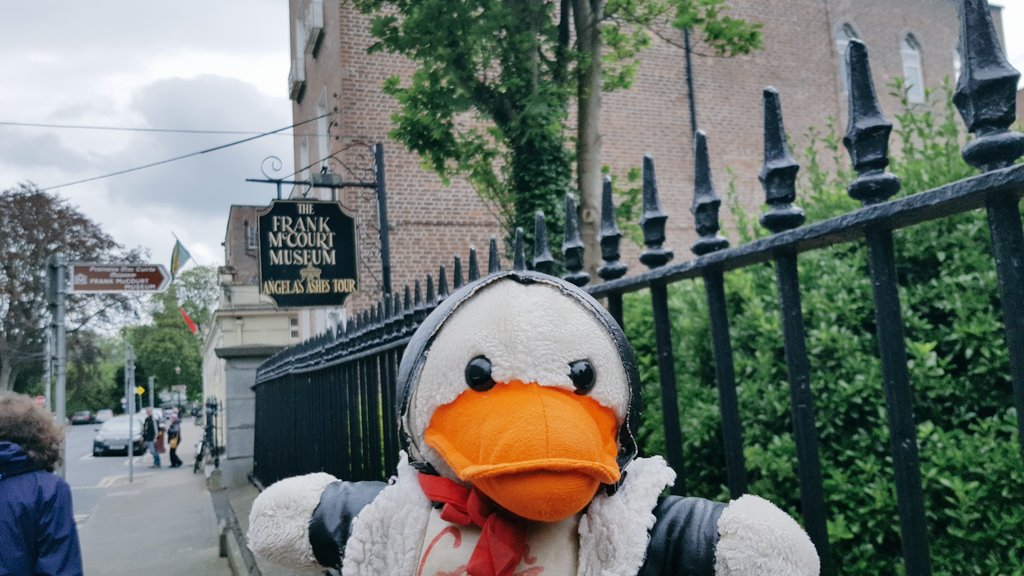 captaintduck3's tweet photo. Couldn't stay very long in #Limerick,
To the top of @KingJohnsCastle, really quick!
Only a few hours to explore, 
Do the #AngelasAshes tour, 
And the @HuntMuseum for the hatt(e)rick.
#Ireland 🇮🇪 https://t.co/4woegnZdTA