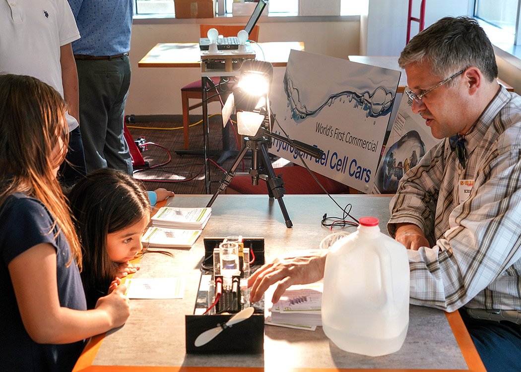 IDA_org's tweet photo. The image gallery from this year’s #ScienceUnrestricted with @ACPSk12 is now available! Take a look and learn more about IDA’s outreach programs in the #AlexandriaVA community: https://t.co/v9KF4rG0KA https://t.co/egiWeZYYGD