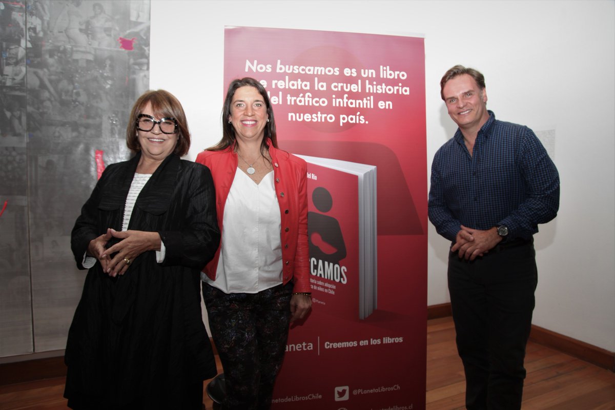 PlanetaLibrosCh's tweet photo. Algunas fotos de la presentación de Nos buscamos escrito por @cotodelrio en @MAVIchile: una historia sobre adopción y tráfico de niños en Chile.
¡Disponible en todas las librerías del país! #CreemosEnLosLibros #NovedadPlaneta @nosbuscamoscl https://t.co/CyBy2H1MGq