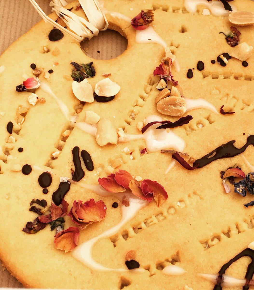 « Partage-moi » Sablé géant 30 cm de diamètre à partager ou pas !🌿 #naoinspirationsvegetales #biscuitspersonnalisés #biscuits #freeboom74200 #plantbasedcookies #sablés #shortbreads #consciousbaking #baking #instabaker #simplepleasure #flashesofdelights #theheartofslowliving