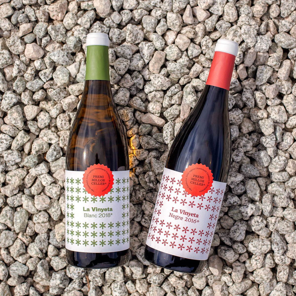 la_vinyeta's tweet photo. Ja coneixeu els vins La Vinyeta Blanc 2018, amb una base de Garnatxa Blanca i Macabeu i un toc de Malvasia, i La Vinyeta Negre 2017, elaborat amb Garnatxa Negra i Carinyena? Dos vins amb varietats locals i caràcter Empordà! 😃 #lavinyetanegre #lavinyetablanc #lavinyeta #vins #vi https://t.co/fXXXPCwLW2