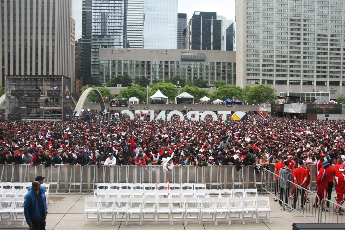 arq_ranchen's tweet photo. Amazing crowd out there! #WeTheNorth 
#RaptorParade #Toronto #Raptors https://t.co/Ilv02BhhU8