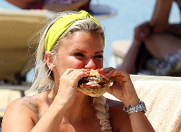 MirrorCeleb's tweet photo. Topless Kerry Katona scoffs a burger at the beach on holiday in Greece https://t.co/VhM1cmjViV https://t.co/c4bYnLrZqH