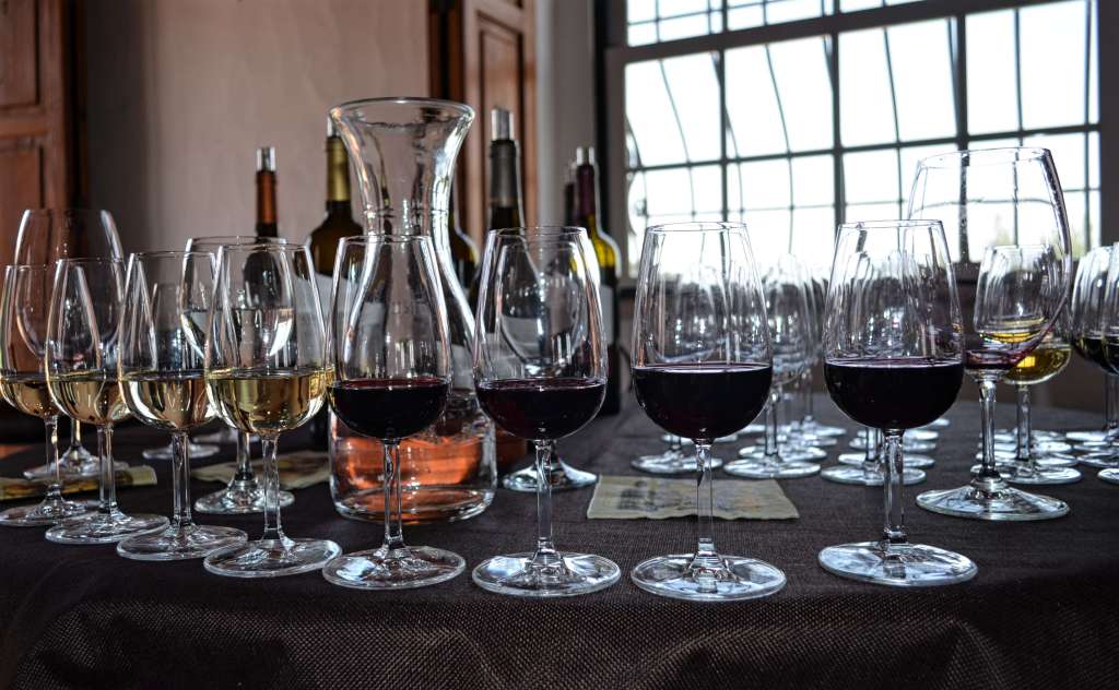 PortugalcomAlma's tweet photo. Investimento em vinho supera relógios, carros e jóias em 2018 https://t.co/c0EjRPrzwK https://t.co/7h27eZsR76