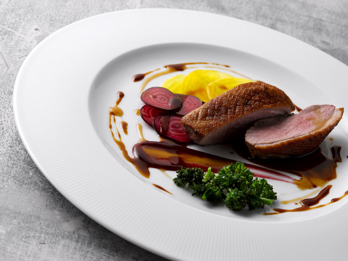 DPSTableware's tweet photo. Inspired by the world's finest cuisines; our stunning Raio collection by Costa Verde features a delicate embossment, perfectly suited to signature dishes, banqueting &amp; fine food presentation 😍👌

#costaverde #finefood #banqueting #gastronomy #cuisine #tableware #finedining https://t.co/N1cVQLEXtz