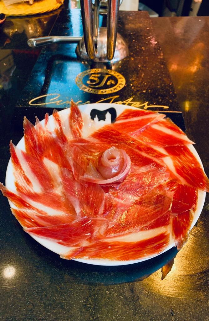 PETERMOREDJ's tweet photo. Si los #lunes son así... Que no llegue el fin de semana.
@Major17Moreno en #Sitges ... Un festival diario de #tapas , raciones y otras buenas cosas de #comer 
#realfood #restaurants #winelover #BuenProvecho #foodlovers 
https://t.co/p8lPd3mg2G https://t.co/30NtWKUQXE