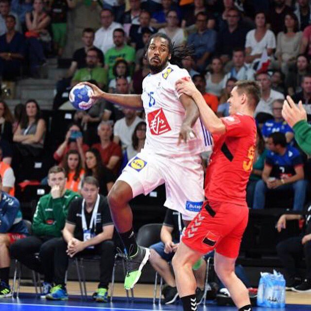 JuSports30's tweet photo. Et on commence la journée par @FRAHandball qui à terminé ses qualif à l’Euro2020 par 1 victoire face à la Roumanie. Déjà qualifié, #Dinart a pu faire tourner ce qui a profité à l’arrière #Acquevillo qui devrait officialiser son transfert à l’@USAMNIMESGARD et qui a marqué 5 buts https://t.co/Wru4Bo4uiF