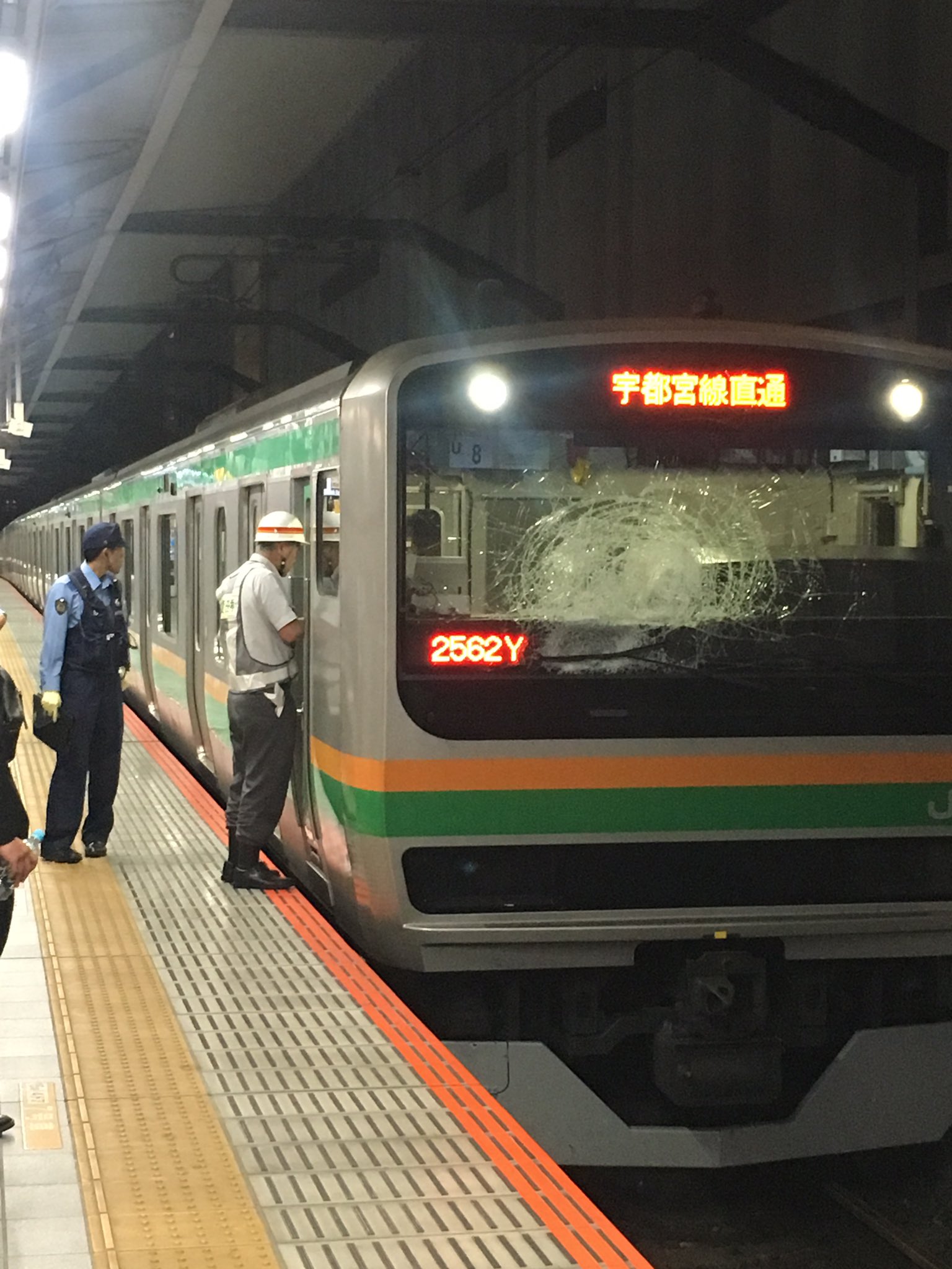 湘南新宿ラインの浦和駅の人身事故で電車の窓ガラスが割れている現場画像