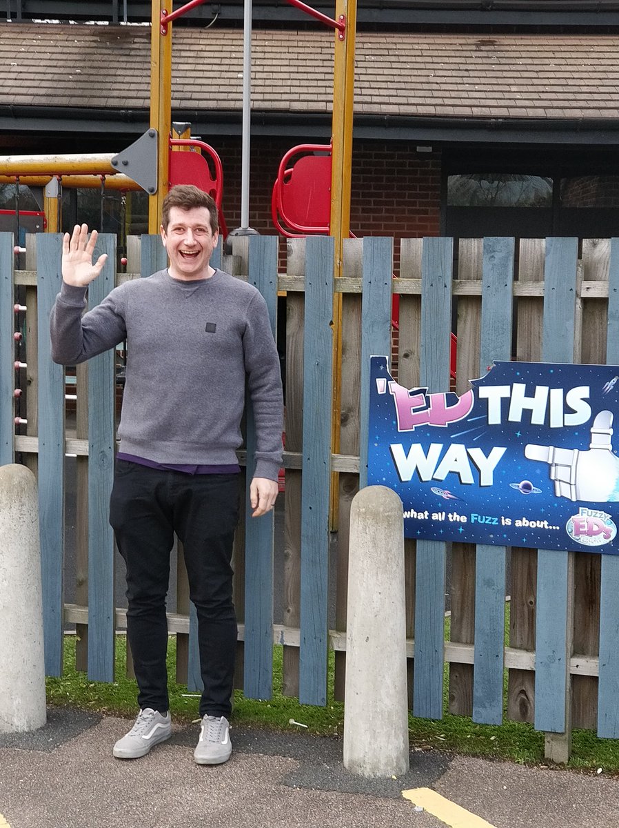 EdBeef's tweet photo. @fjamie013 hi Jamie, big fan.
Please could you make me look more athletic? Dont think that's the most flattering jumper I own... https://t.co/dyM6oMC9kv