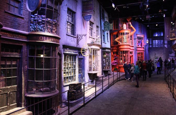 familymanc's tweet photo. Line-up of Harry Potter actors revealed for DraigCon convention coming to Manchester
https://t.co/vHeBe1YkYn #HarryPotter #DraigCon https://t.co/eeudrT0xyu
