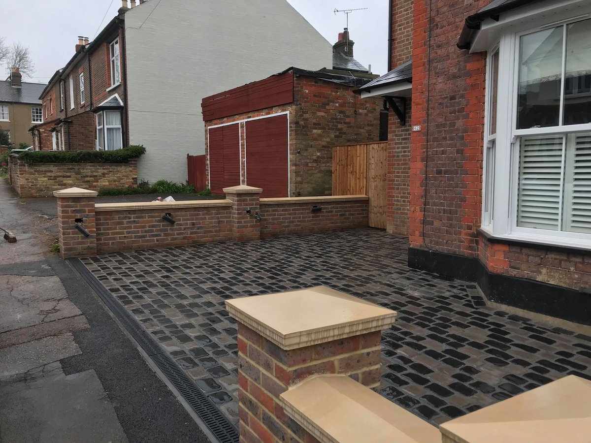 groundcraft_pro's tweet photo. A Marshalls Drivesys original cobble driveway we installed has transformed the front of this house. #groundcraft #inspiringlandscapes #marshallsreg #bestbyfar @IDMGeorge @NeilAndrewMess1 https://t.co/oD5YgdBxvV