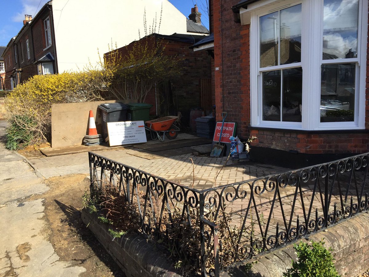 A Marshalls Drivesys original cobble driveway we installed has transformed the front of this house. #groundcraft #inspiringlandscapes #marshallsreg #bestbyfar @IDMGeorge <a href="/NeilAndrewMess1/">Neil Andrew Messer</a>