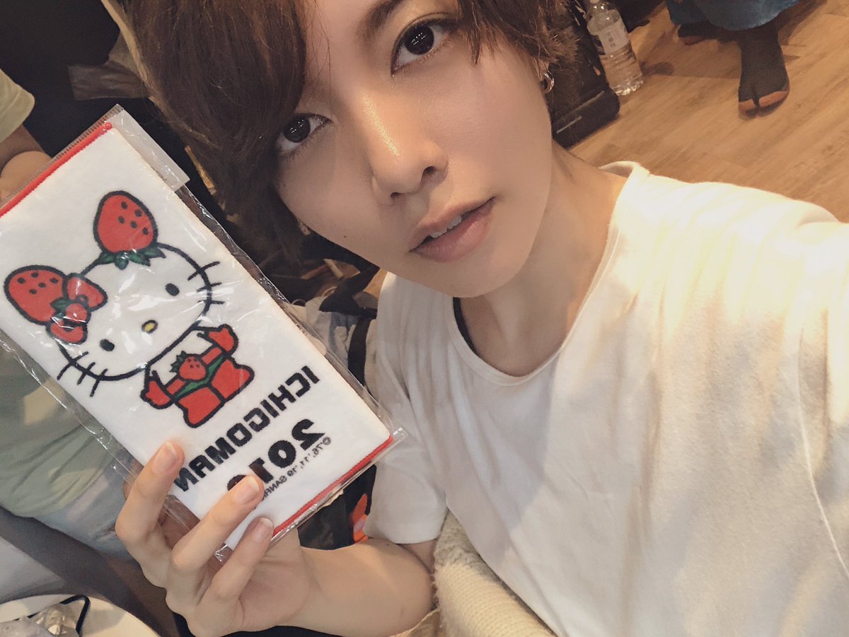 soshi_kasumi's tweet photo. Darling! Live Vol.31
観にきてくれてありがとう。嬉しかったよ💓
セッション楽しかったな！
いい曲だったね💫
おじいちゃんからピューロのお土産で
イチゴマン🍓のタオルを貰ったよ！
初イ���ゴマングッズで嬉しい！！
#花言葉を君に #はなこと #男装 #男装ユニット https://t.co/GCTndgxCq3