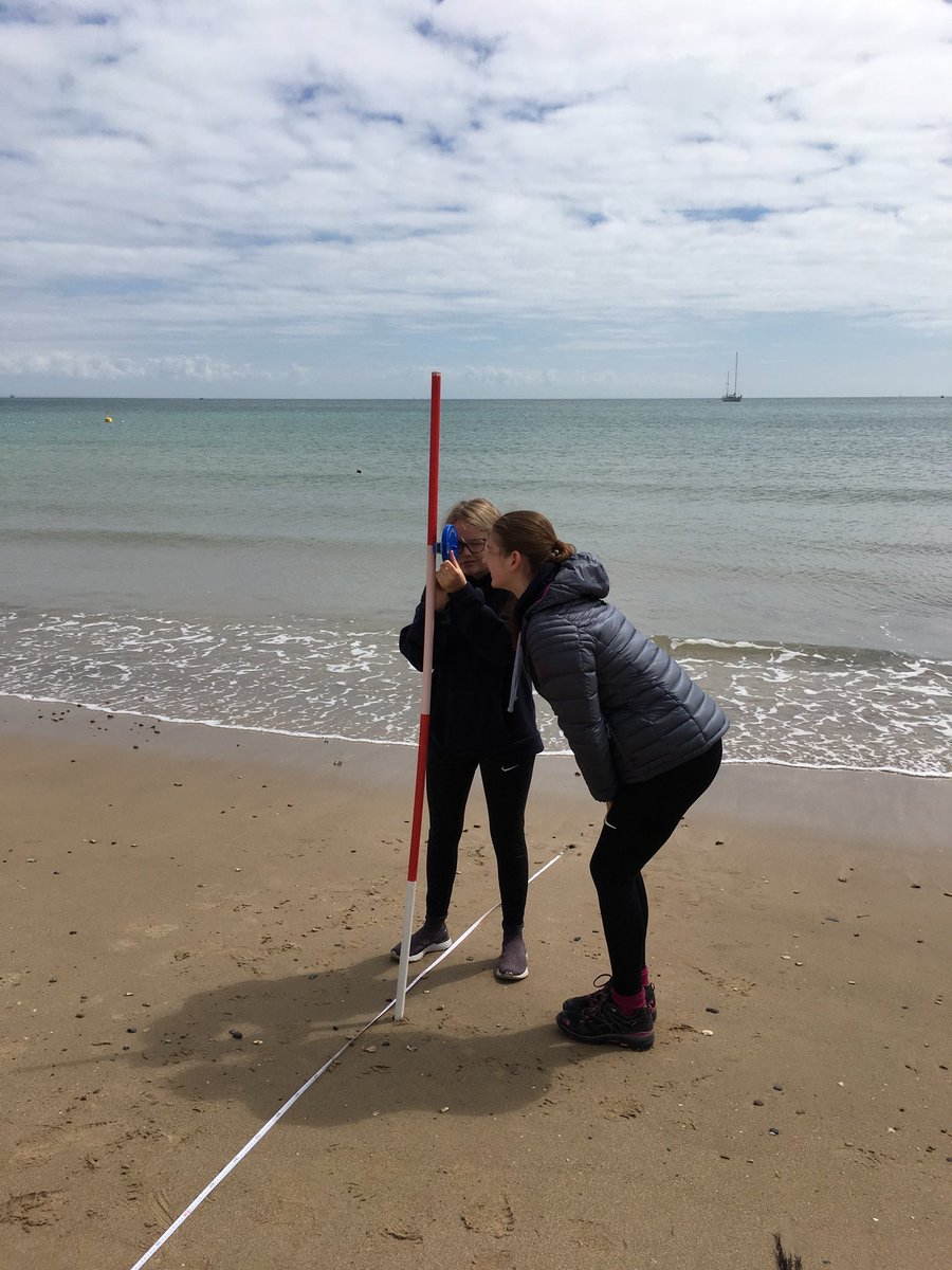 bromleyGeog's tweet image. Geographers in action, beach profiles on Swanage bay #fieldworkisfun