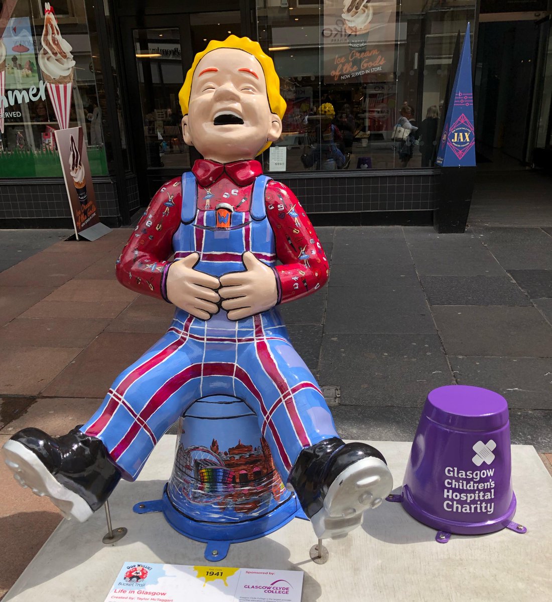 Glasgow_Clyde's tweet image. We're proud to support Oor Wullie's BIG Bucket Trail with this statue, designed by student Taylor McTaggart.

Find him on Buchanan St, where he'll be for the next 11 weeks, as part of the nationwide art trail, to raise funds for @GCH_Charity #OWBBT

ow.ly/SzEi50uG5Po