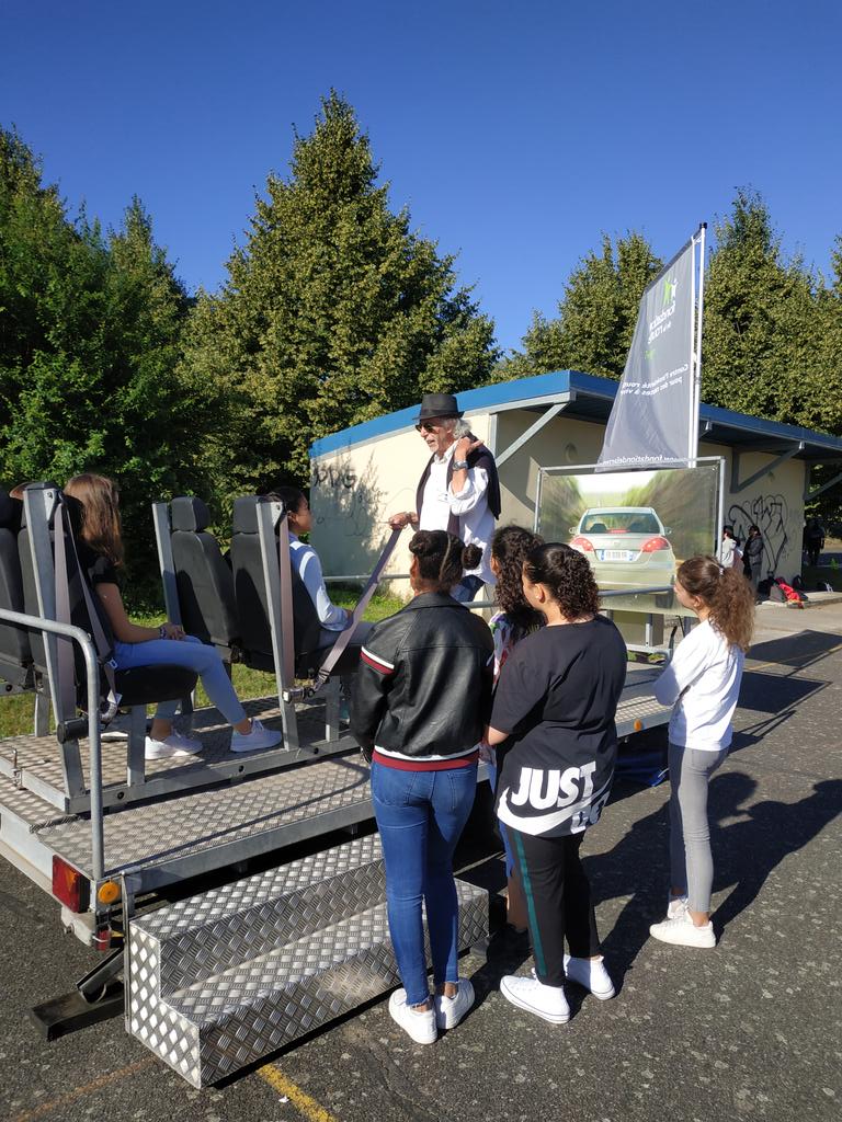 mgen_31's tweet photo. Sensibilisation à la sécurité routière pour les élèves du Collège Jolimont @actoulouse par @FDRoute Fondation de la Route MGEN @groupe_mgen. Acquérir les bons comportements dès le plus jeune âge pour partager la route en sécurité. https://t.co/S0yzng9MbU