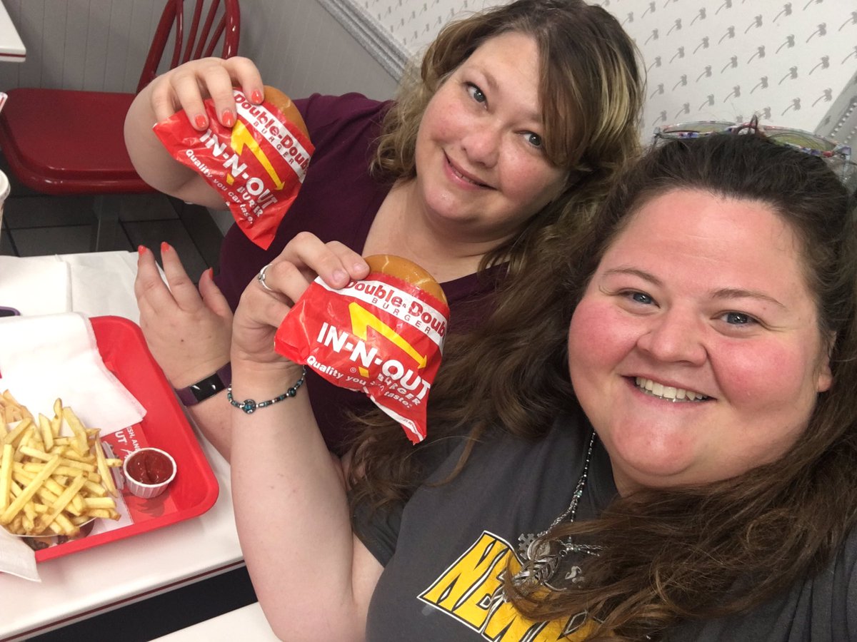 anavarra5's tweet photo. #inandout #famousburger https://t.co/NRb0ujFW2R