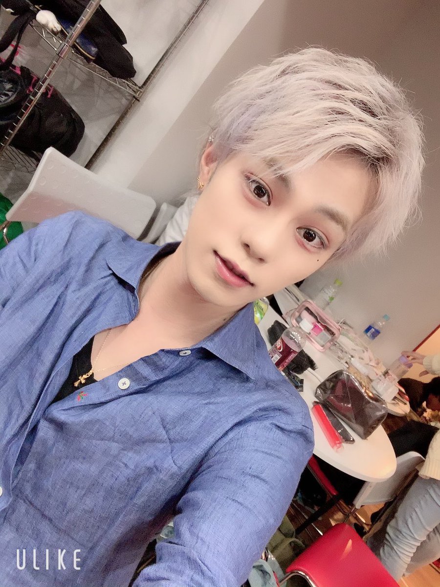 ken_ji_1009's tweet photo. ダーリンライブありがとうございました✨
でせおみにの楽屋照明がすっごいの！
まぁー！盛れる盛れるwww
今日はね！！
ハイテンなしのセトリだったよ！☺️
たまにはなしの日もあってもいいじゃん？✨
あ！！あとね！
今日髪短くして初のライブだったけど、どう？？いい感じだった？？ https://t.co/RcwsefXoHF