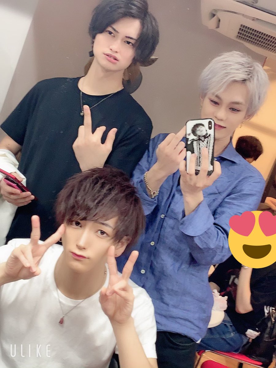 ken_ji_1009's tweet photo. ダーリンライブありがとうございました✨
でせおみにの楽屋照明がすっごいの！
まぁー！盛れる盛れるwww
今日はね！！
ハイテンなしのセトリだったよ！☺️
たまにはなしの日もあってもいいじゃん？✨
あ！！あとね！
今日髪短くして初のライブだったけど、どう？？いい感じだった？？ https://t.co/RcwsefXoHF