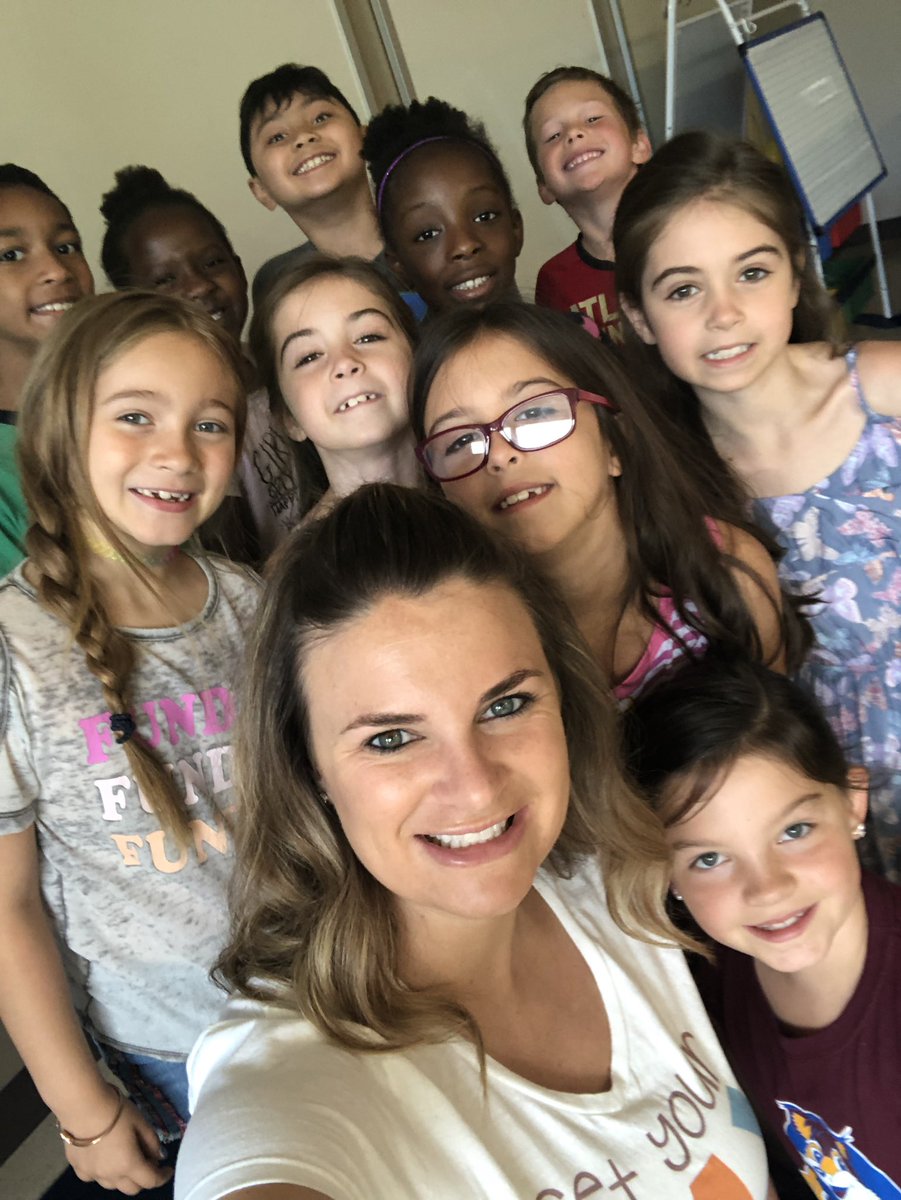 misscudmore's tweet photo. Last day crew! 🙌🏼💕🎉 https://t.co/oPpuw2p04a