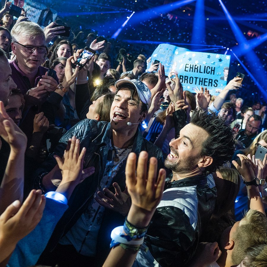 CrowdLED's tweet photo. Last Saturday we had a blast with @EhrlichBrothers in Düsseldorf! ⚡ Proud to take part in such an amazing show! 🤩
#EhrlichBrothers #magician #flash #düsseldorf #ledwristbands #crowdled https://t.co/olSctb1dBx