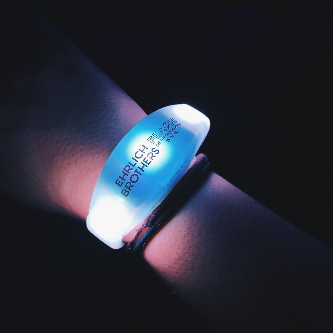CrowdLED's tweet photo. Last Saturday we had a blast with @EhrlichBrothers in Düsseldorf! ⚡ Proud to take part in such an amazing show! 🤩
#EhrlichBrothers #magician #flash #düsseldorf #ledwristbands #crowdled https://t.co/olSctb1dBx