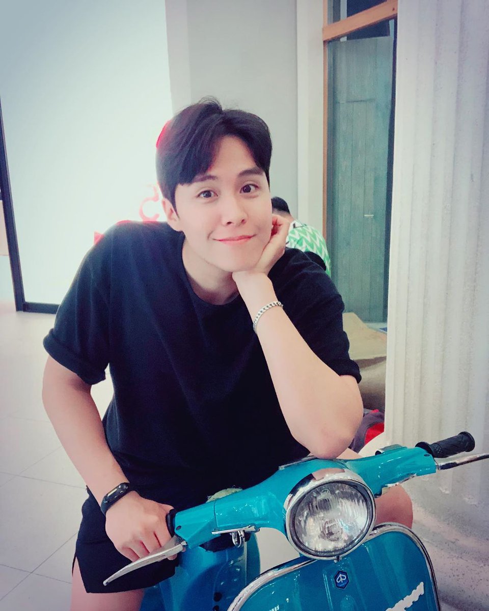 nflyingturkey's tweet photo. 160619| Kwangjin Instagram Güncellemesi 

Oppa koşuyor!!🛵🔥
.
.
.
#KwonKwangjin #SağlıklıJin #siklet #Tayland #terminal21 #motosiklet #vespa https://t.co/Li239nxxLg