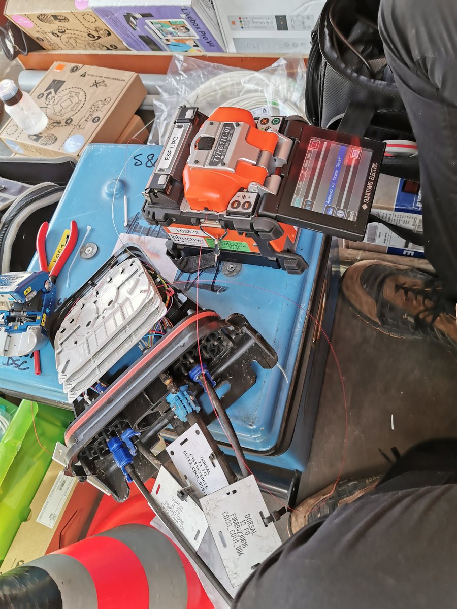 NicoRZD's tweet photo. Tout premier raccordement #fibre à #Bourganeuf dans la #Creuse par les équipes #Orange sur le réseau  #NATHD déployé par @AxioneLimousin. En route vers le très haut débit. #UISO #SoOrange #FTTH https://t.co/kYwXNEUzmx https://t.co/97mRXCDmB5