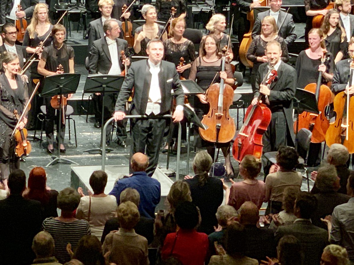 henning_queren's tweet photo. Wie man eine Mahler-Sinfonie elegant neustartet, wenn gar nicht mehr zusammen geht: Ivan #Repusic hats drauf in der @Hannoper. https://t.co/f3NMpkqPtS https://t.co/mRPvFMJ34P