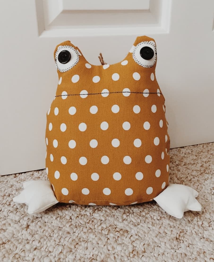 How amazing is this frog doorstop! After all of the bad weather we've been having, you definitely deserve a treat. There's no need for boring, mundane homeware when you can have pieces handmade in fabulous shapes and prints. buff.ly/2EhN83G🐸💫 #letsbuybritish