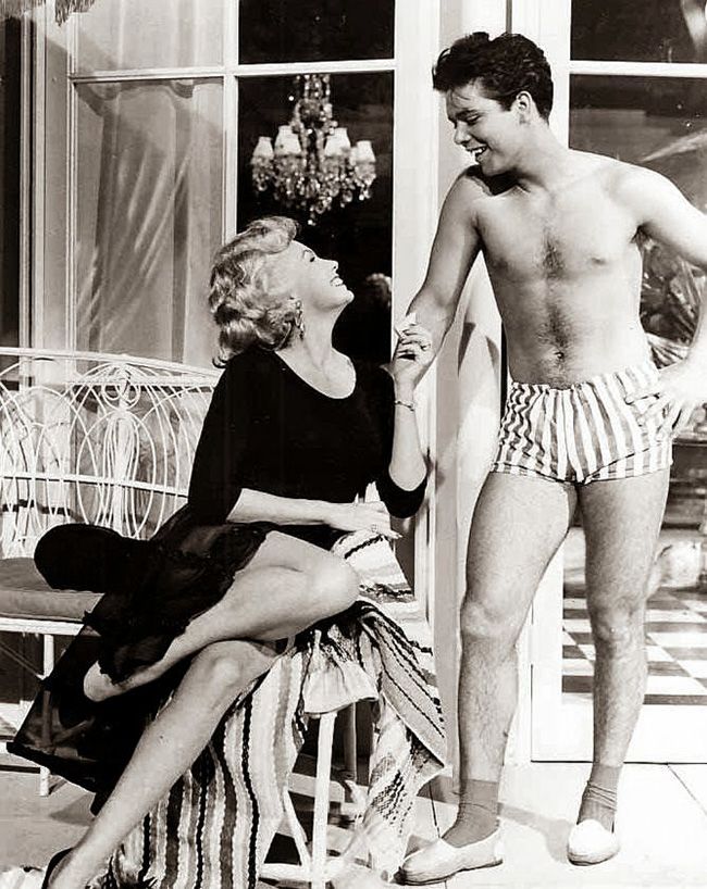 BitesSoho's tweet photo. I'm jotting down a few notes for our Expresso Bongo episode and am not sure if it's homoerotic or homo-erotic. Can anybody advise? #hyphenated? #ExpressoBongo #SirCliff #SocksandSlipons @Sohoonscreen @jinganyoung @dom_delargy @sionedwiliam https://t.co/gysEKgOJiP