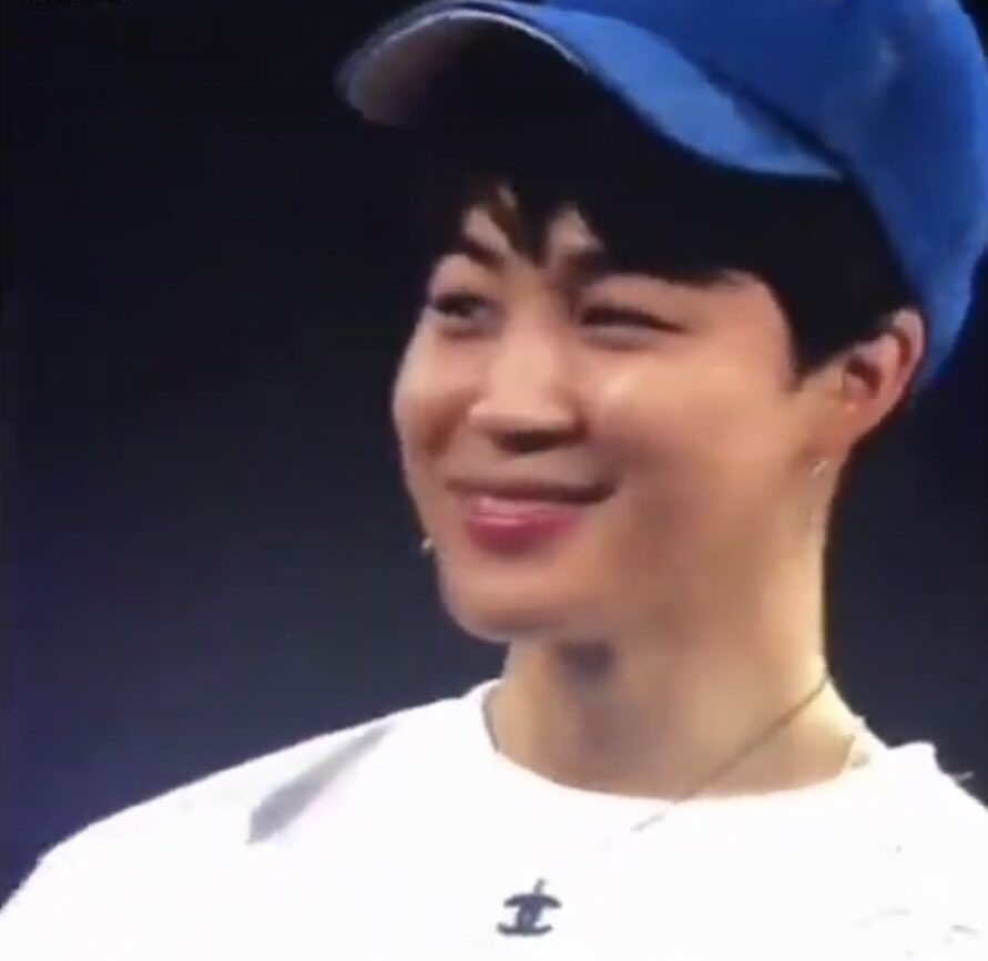 ArmyinTheHouse7's tweet photo. Sen nasıl bi bebeksin ya POĞAÇA YANAKLARINI YERİM SENİN @BTS_twt https://t.co/Rc88o5ks8r