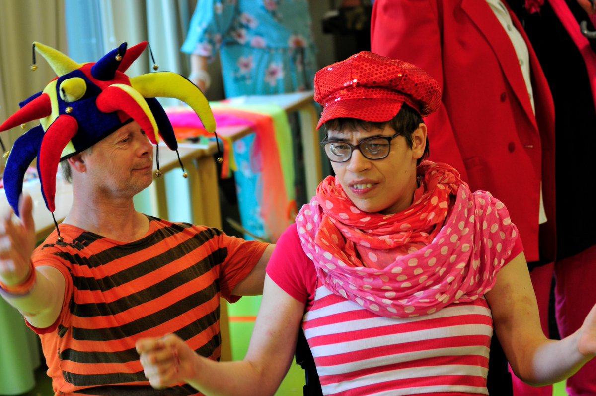 fuw_hh's tweet photo. Über 500 Gäste besuchten am Samstag unser #Sommerfest im Haus #Huckfeld: Menschen mit #Handicap, unser Team und 45 #Ehrenamtliche sorgten für Jahrmarkt-Stimmung – mit Stelzenläufern, Auftritten der Bockum Band und des Tanztheaters #LocaVida #400Jahre #DaSein #Teilhabe #Inklusiv https://t.co/olgkAbVCln