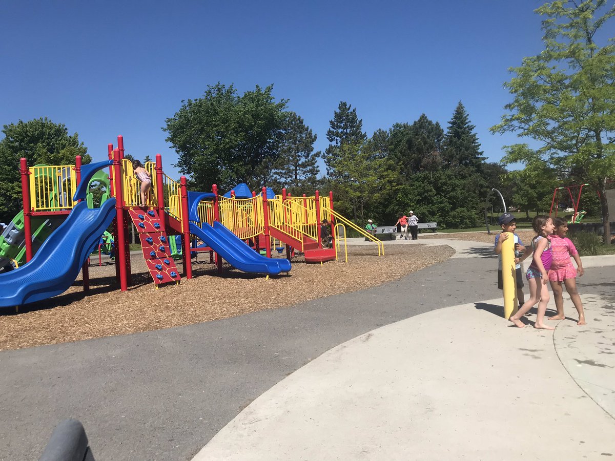 Mmeflo1's tweet photo. A bright day to go to the water park! https://t.co/SCQlNsiFPI