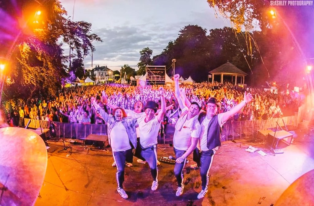 Afsluiten op <a href="/hetparkfeestnl/">Parkfeest Oosterhout</a>. Wat een sfeer. 10.000 handen de lucht in. En dat na 18 jaar en 9 dagen afwezigheid. Bedankt organisatie en alle people die er waren! #parkfeest #oosterhout #parkfeestoosterhout <a href="/Oosterhout/">Oosterhout</a>