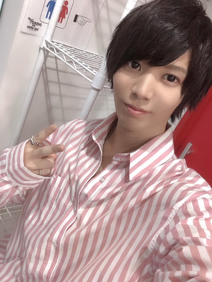 You19_official's tweet photo. 今日はDarling!Liveでした！
来てくれた子あ���がとう🤟🏻😋
久しぶりで楽しかったな！

明日もイケフリで同じ場所なのでみんな来てね！
チケット代は無料なので！！！

最近山根くんがずっと髪の毛暗くしようかなって言ってるから、反動で俺が髪の毛明るくしたくなってきた🤷‍♂️
黒と茶どっちがいい？？？ https://t.co/H8YYufyVTi