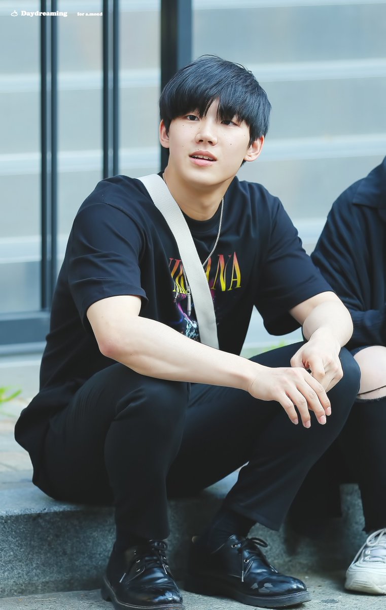 990326_S2's tweet photo. 190602 가먼츠 팝업스토어 

#방재민 #에이몬드 #amond  #키프클랜 #KIFFCLAN https://t.co/DwzncxpCUa