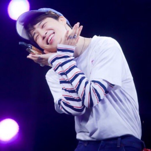 sseraribts's tweet photo. and i’m just supposed to believe that this is the same person? jimin’s duality is scary https://t.co/2wAlSIeXHE