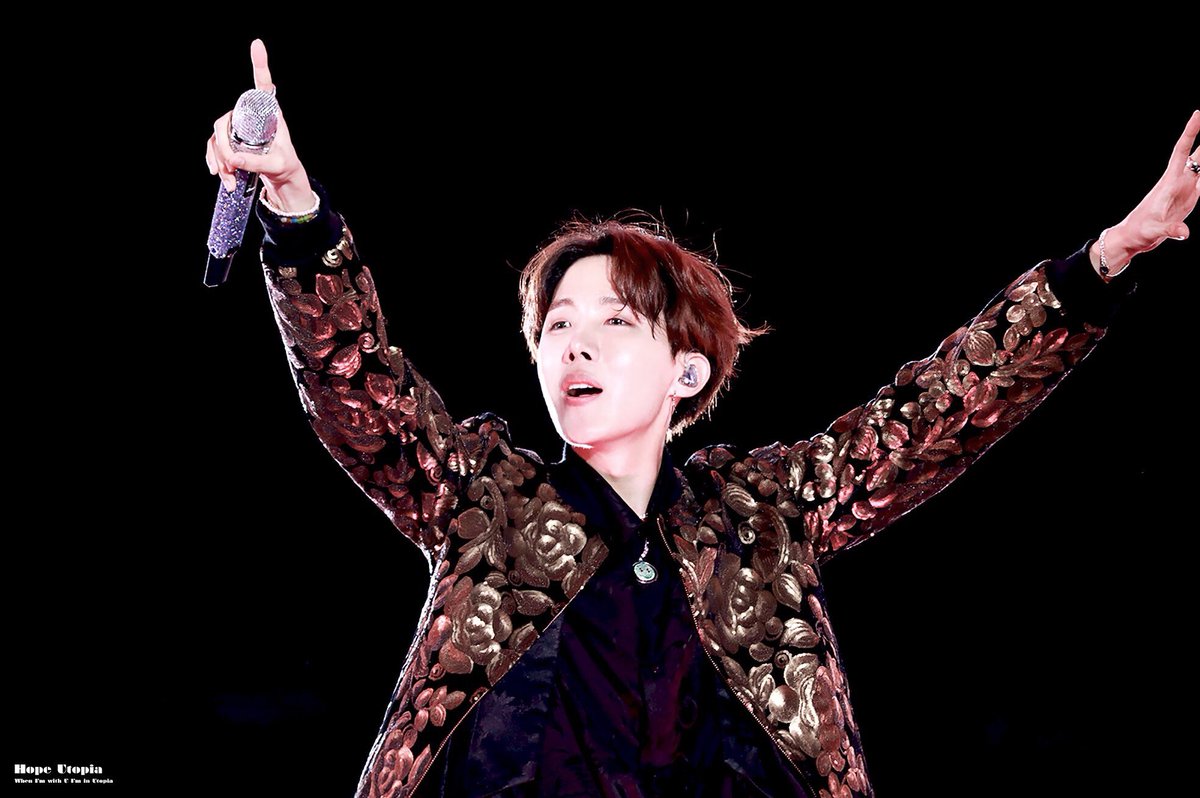 btssevenart's tweet image. ♥️falling in love with you is always unpredictable and feels like a comet hitting our hearts♥️

#Jhope #Hoseok #BTS #BTSwithAesthetic @BTS_twt 

©️@Hope_utopia