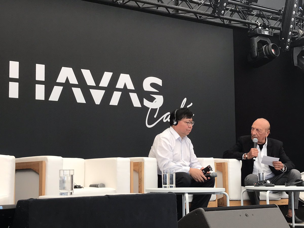 Jacques Seguela starting the show with the president of the Chinese Advertising Association - #havascannes #HavasCafe