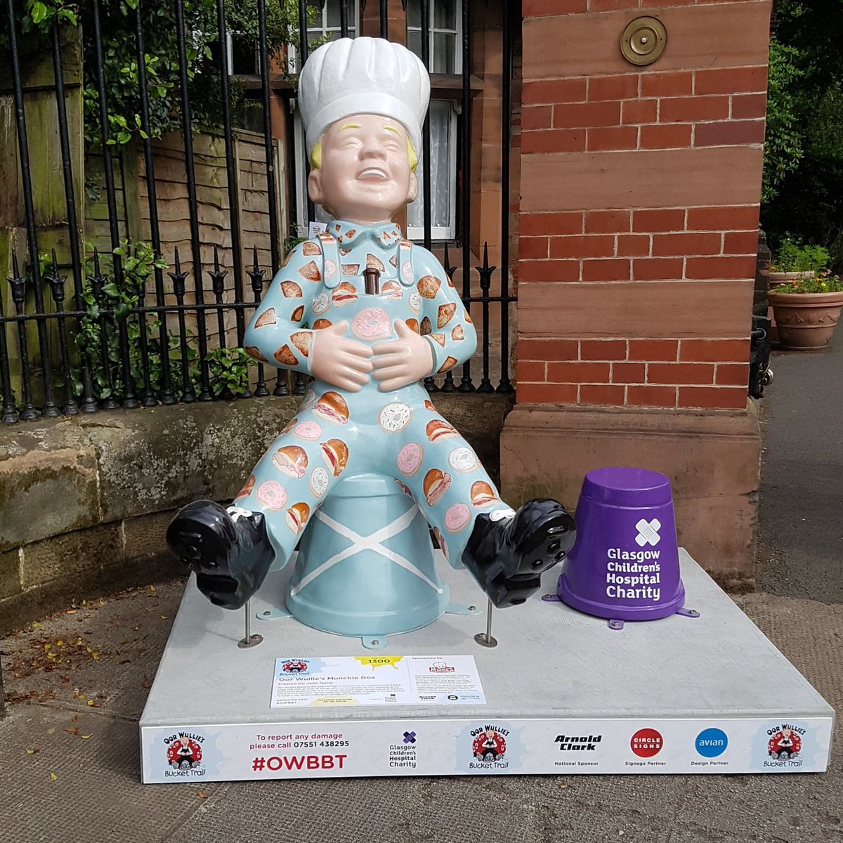 Stmango1's tweet photo. My boy is finally outside and I am extremely happy with what I have accomplished, thank you to @MusgraveEric for this fab photo, @McGheesBakery for sponsoring my design and @GCH_Charity for their hard work! Find him at the gate to the Botanic Gardens in Glasgow

#OorWullie #owbbt https://t.co/dct9MSQY8E