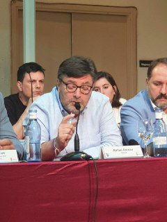 sjdpodemos's tweet photo. Discurso del día #15Junio en el #PleSJD de investidura de @rafaroldang , Regidor del Ayuntamiento de #SantJoanDespí por @sjdpodemos. Puedes leer el discurso integro en el siguiente enlace: 👉🏽https://t.co/QSg3z5mQ7e
#SJDMuchoPorHacer @SiSePuedeSJD https://t.co/wwG2ZO5gj5
