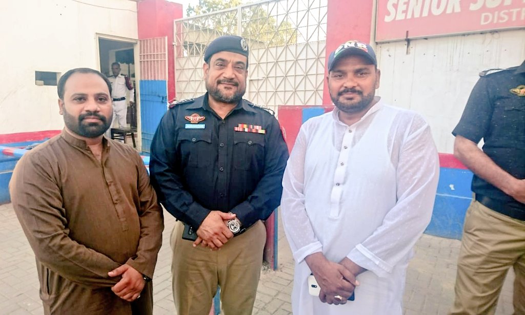 miankhuramwatto's tweet photo. ایس ایچ او کورنگی انڈسٹریل ایریا (KIA) اورنگزیب خٹک، میاں آصف شاہین اور میاں خرم شہزاد SSP آفس کورنگی کے آفس میں لی گئی فوٹو۔۔۔۔۔
#mksw_official #mksw85 https://t.co/RoJDYPp4fh